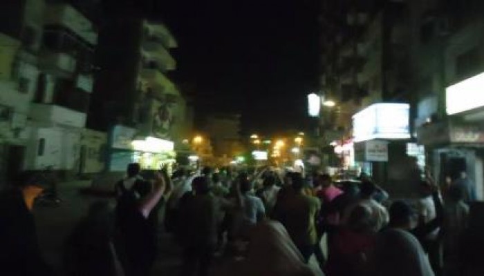 ثوار الإسماعيلية يهتفون في مسيرة ليلية : الحرية للثوار أمن الدولة كلاب فى كلاب