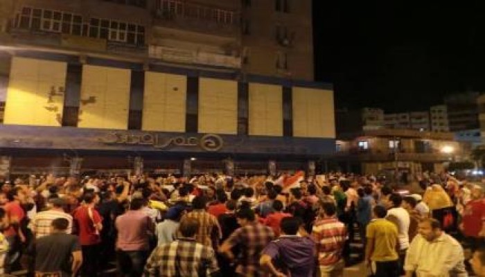 البحيرة - بالصور : وقفة ليلية لـ"ثوار كفر الدوار" تحت شعار تجديد الثقة بشرعية الرئيس "مرسي