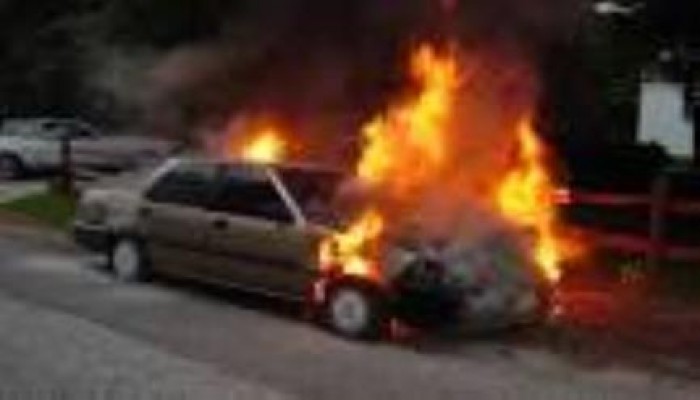 مجهولون يحرقون سيارة أستاذ بجامعة المنوفية أثناء توقفها فى المحلة