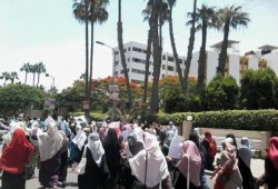 المنصورة : تظاهرة مفاجئة لطلاب جامعة المنصورة خارج أسوار الجامعة.