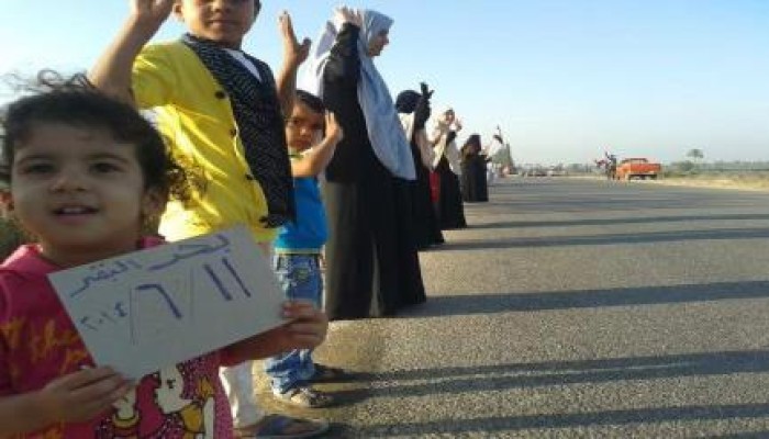 الشرقية - بالصور :  سلسلة بشرية لثوار بحر البقر ضمن فعاليات "العسكر فاكرينها تكية"