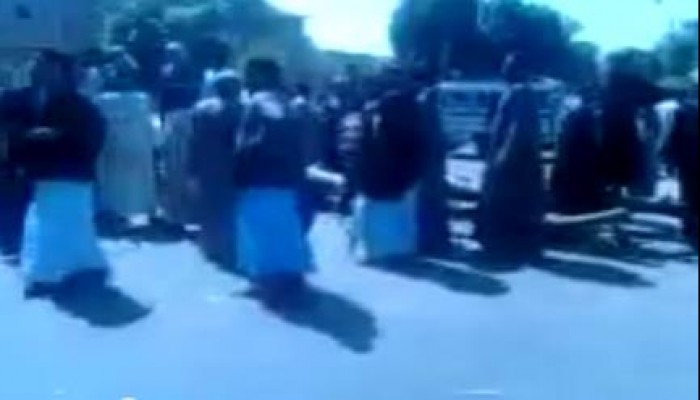 بالفيديو.. قطع طريق بأسوان بسبب اختطاف فتاة