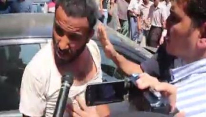 بالفيديو :قوات الانقلاب العسكري تعتقل بائع جائل و تعتدي عليه بالضرب أثناء اجراءه حوار صحفي