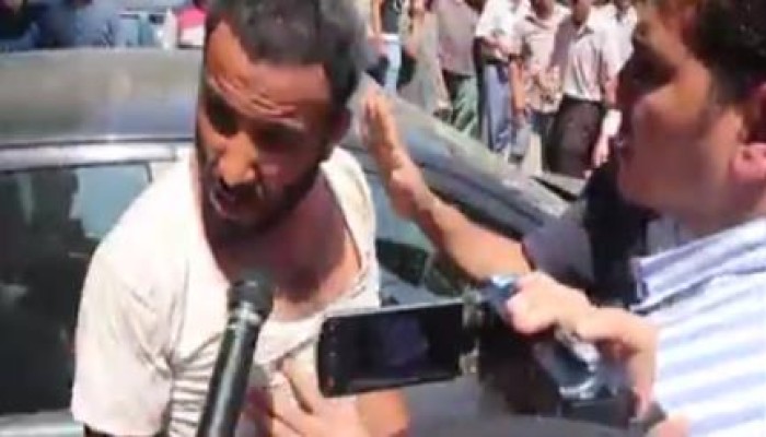بالفيديو :قوات الانقلاب العسكري تعتقل بائع جائل و تعتدي عليه بالضرب أثناء اجراءه حوار صحفي