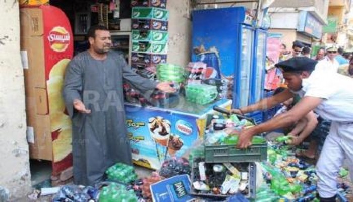 بالصور والفيديو : قوات الانقلاب تستولي بالقوة علي ممتلكات أصحاب المحلات وتلقي القبض عليهم