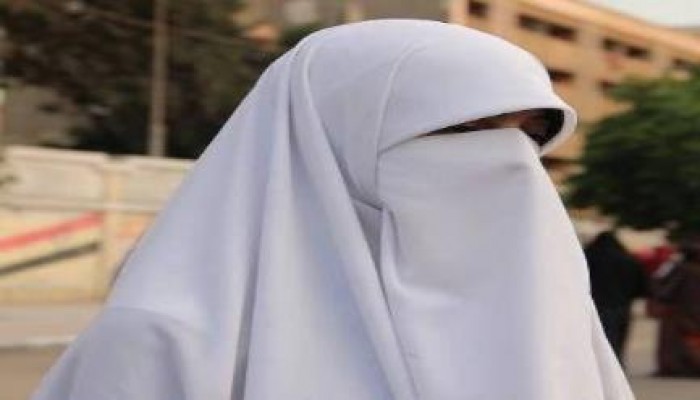 ننشر رسالة مسربة من المعتقل لـ"عائشة فؤاد"تروي فيها جرائم قوات الانقلاب بحق المعتقلات