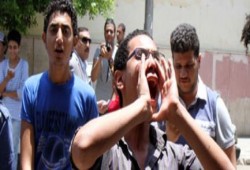 تظاهر  طلاب الثانوية أمام محافظة الغربية  والشرطة تفرقهم بالغاز المسيل للدموع