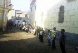 سلسلة بشرية لـ "طلاب ضد الانقلاب" بقرية السنوفر الفيوم