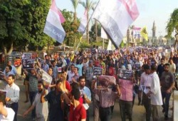 ثوار حلوان ينظمون مسيرة حاشدة حاملين صور الرئيس مرسي في مشهد مهيب