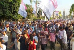 ثوار حلوان ينظمون مسيرة حاشدة حاملين صور الرئيس مرسي في مشهد مهيب