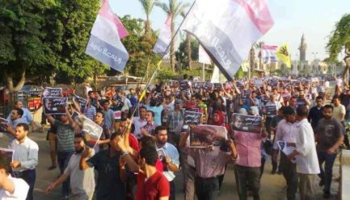 ثوار حلوان ينظمون مسيرة حاشدة حاملين صور الرئيس مرسي في مشهد مهيب