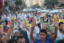 الاسكندرية - بالصور : مسيرة حاشدة ضد الانقلاب لثوار الرمل و الأهالي يردون التحية للثوار