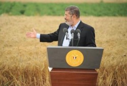 نشطاء : مرسي يسعي بين حقول القمح والسيسي يتجول بدراجته