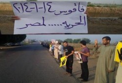 الشرقية - بالصور : في ثاني أيام الحرية لمصر .. سلسلة بشرية بفاقوس ضد الانقلاب