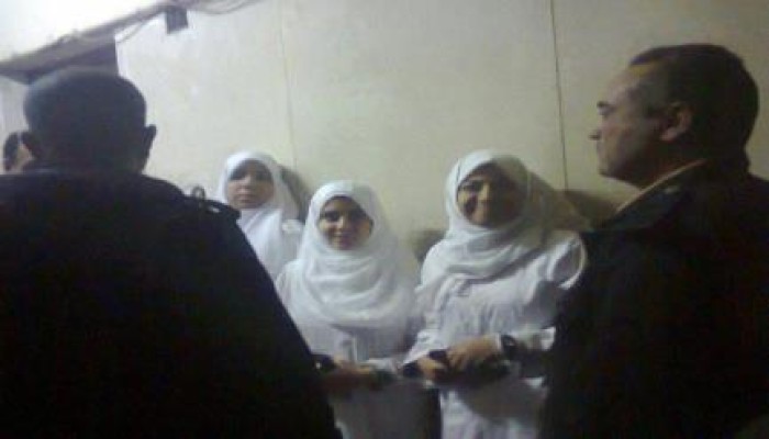 "نساء ضد الانقلاب": الحرائر في سجون الانقلاب تاج على رؤوسنا