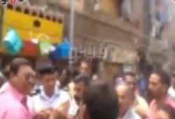 بالفيديو.. رئيس "مباحث الجيزة" يصفع سيدة على وجهها أمام المحافظ