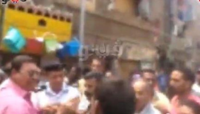 بالفيديو.. رئيس "مباحث الجيزة" يصفع سيدة على وجهها أمام المحافظ