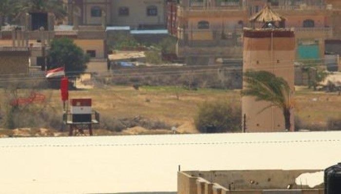 جيش الانقلاب يضع رايات حمراء على حدود غزة