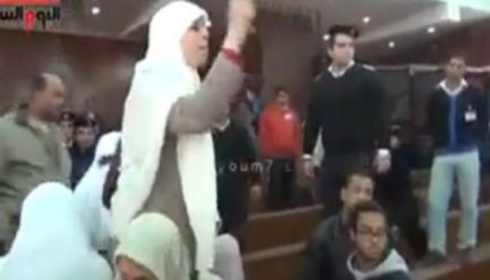 بالفيديو  ابنة المهندس خيرت الشاطر  تصب كلمات نارية علي قضاة النار في المحكمة