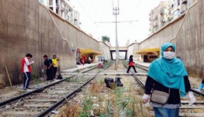 بالصور طلاب "ماليزيين"  بالأزهر يتطوعون لتننظيف الأسكندرية