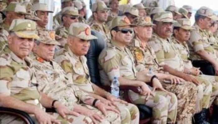 السيسي يرفع معاشات الجيش ويقول للشعب "مفيش"