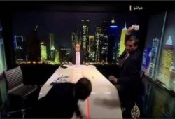 فيصل القاسم يشعلها ..  اشتباك عنيف بالأيدي بين ضيفين بقناة الجزيرة بسبب العراق