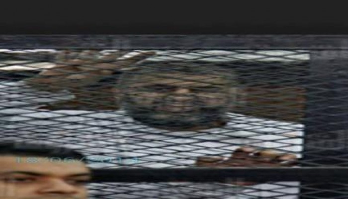 صورة لمهندس خيرت الشاطر رافعاً شعار رابعة