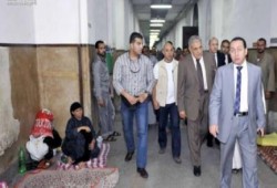 صورة تفضح تجاهل "محلب" لسيدة مسنة على الأرض بالقصر العينى