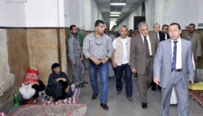 صورة تفضح تجاهل "محلب" لسيدة مسنة على الأرض بالقصر العينى