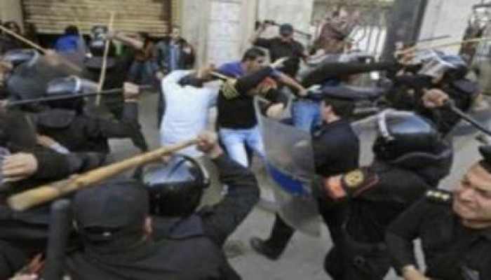 مأمور مركز شرطة ديروط يتعدى على والدة أحد المعتقلين ويمنع الزيارات