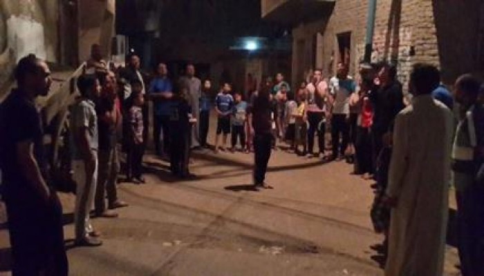 الدقهلية - بالصور :  وقفة ليلية بقرية "الحواوشة" تنديداً بالحكم العسكري وإعتقال