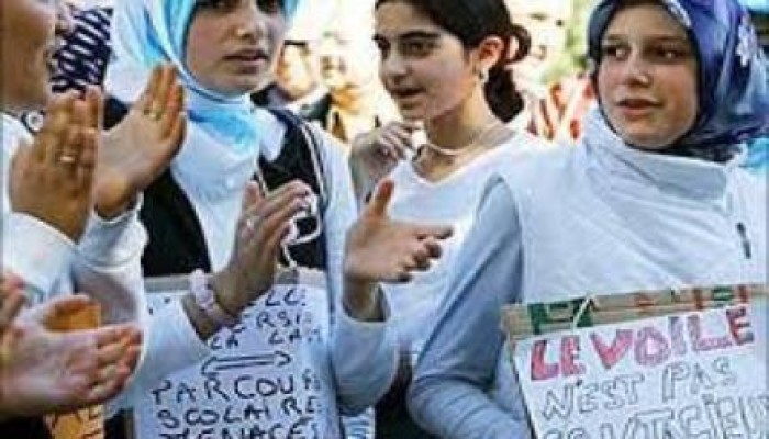 أمهات "فرنسا" يطالبن بحقهن في دخول المدارس بالحجاب