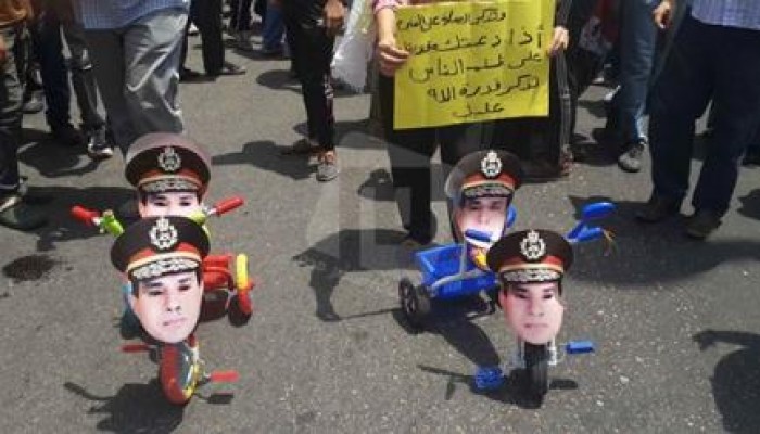 عجلة السيسي في مسيرة مدينة نصر في جمعة "مصر مش معسكر"