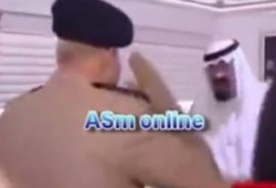 بالفيديو : فضيحة .. وزير دفاع الانقلاب صدقي صبحي يؤدي التحية العسكرية لملك السعودية