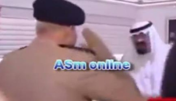 بالفيديو : فضيحة .. وزير دفاع الانقلاب صدقي صبحي يؤدي التحية العسكرية لملك السعودية
