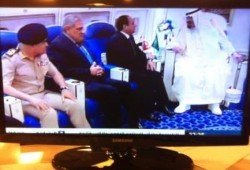 إعلاميون يسخرون من صعود السيسي الطائرة لمقابلة عاهل السعودية