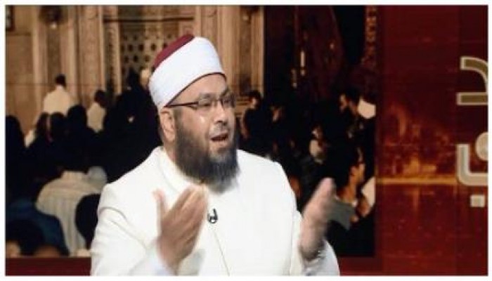 فيديو.. تعليق ساخر للشيخ محمد الصغير على صلاة الجمعة خلف الراديو