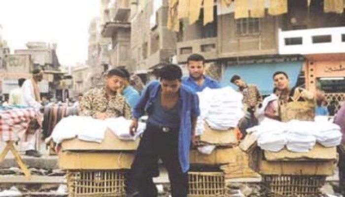 الباعة الجائلون بعد إزالة الأكشاك : أيام مرسي كنا بنشتغل ، والسيسي مشغل الحرامية وبيقسموا