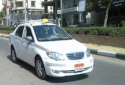 بالفيديو : ضابط بالمرور يصفع سائق تاكسي بالقلم لانتهاء رخصة سيارته !