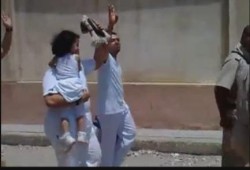 دمياط .. المعتقلون ينشدون في وجه الطغاه .. وأطفالهم يشتاقون إليهم (فيديو)