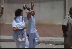 دمياط .. المعتقلون ينشدون في وجه الطغاه .. وأطفالهم يشتاقون إليهم (فيديو)
