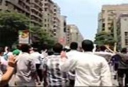 بالفيديو.. مسيرة مفاجئة أمام مسجد مصطفى محمود تهتف: "مش عاوزين عسكر يحكمنا"