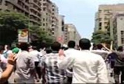 بالفيديو.. مسيرة مفاجئة أمام مسجد مصطفى محمود تهتف: "مش عاوزين عسكر يحكمنا"