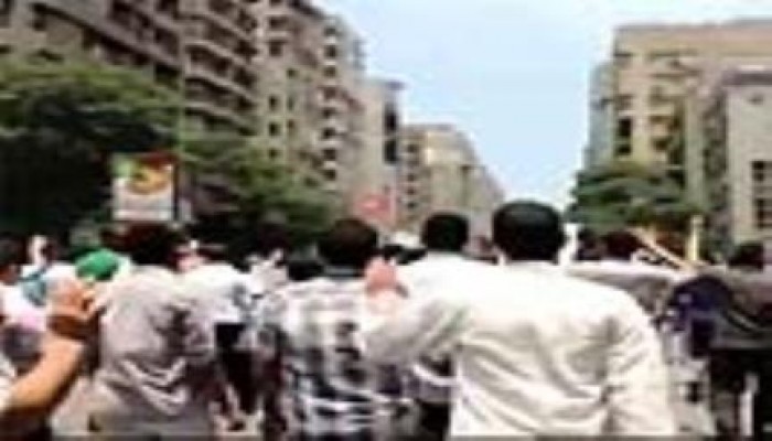 بالفيديو.. مسيرة مفاجئة أمام مسجد مصطفى محمود تهتف: "مش عاوزين عسكر يحكمنا"