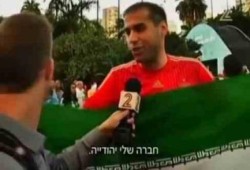 بالفيديو مشجعومنتخب إيران:نحب إسرائيل ونحن إخوة والمشجع يقبل رأس مراسل التلفزيون الصهيوني!