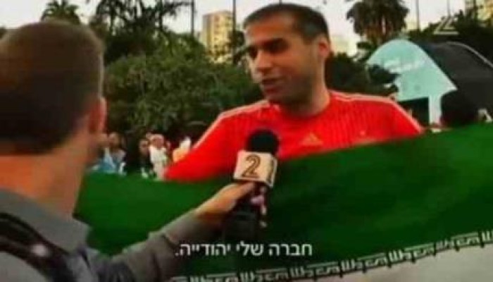بالفيديو مشجعومنتخب إيران:نحب إسرائيل ونحن إخوة والمشجع يقبل رأس مراسل التلفزيون الصهيوني!