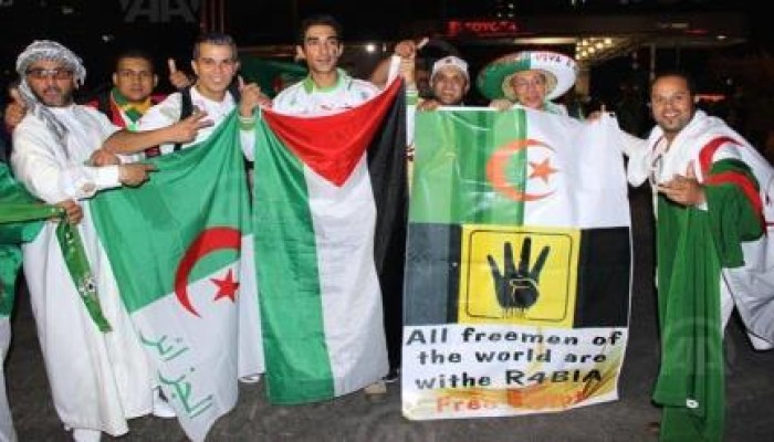 البرازيل - بالصور:جمهور الجزائر يرفع أعلام رابعة بعد فوز منتخبها في كأس العالم بـ "رباعية"