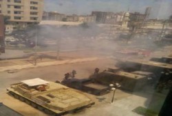 امن الانقلاب يعتدي بقنابل الغاز علي الأهالي أمام محكمة المنصورة بعد صدور أحكام بالمؤبد