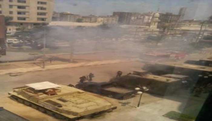 امن الانقلاب يعتدي بقنابل الغاز علي الأهالي أمام محكمة المنصورة بعد صدور أحكام بالمؤبد
