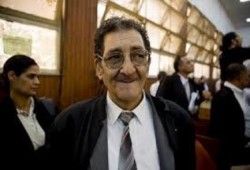 والد علاء عبدالفتاح يطالب بالعودة لقانون الرئيس مرسي الخاص بالتظاهر